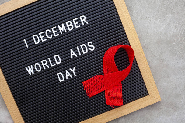 1er décembre, Journée mondiale des aides, lettrage blanc sur carton noir avec ruban rouge - Photo, image