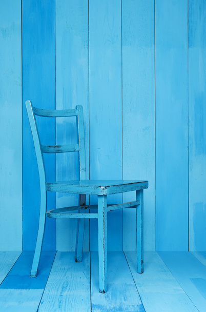 Régi kék szék Vintage és a fából készült fal - Fotó, kép