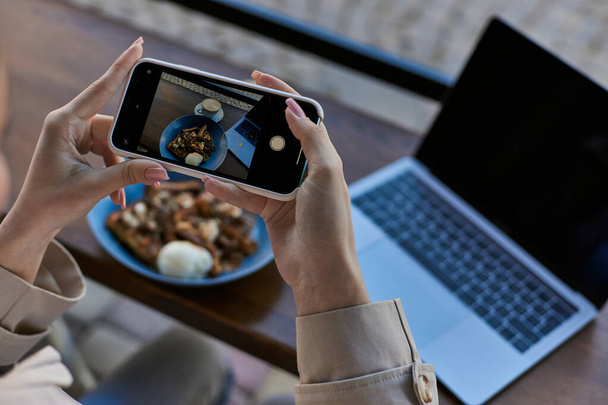 kivágott kilátás nő fényképez az okostelefonján belgiumi gofri fagylalt, női kéz - Fotó, kép
