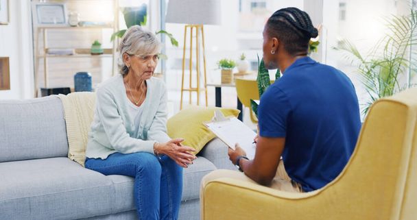 Emeklilik, dosya ve yaşlı bir kadınla destekli bir yaşam tesisinde sağlık hizmetleri hakkında konuşan bir hemşire. Siyahi bir adamla tıbbi planlama ve iletişim kurmak için onun evinde üst düzey birine danışıyor.. - Fotoğraf, Görsel