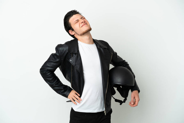 Русский человек в мотоциклетном шлеме, изолированном на белом фоне, страдает от болей в спине за то, что сделал усилие - Фото, изображение