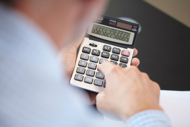 Бизнесмен с помощью калькулятора
 - Фото, изображение