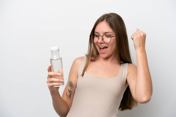Junge Litauerin mit Wasserflasche auf weißem Hintergrund feiert einen Sieg - Foto, Bild