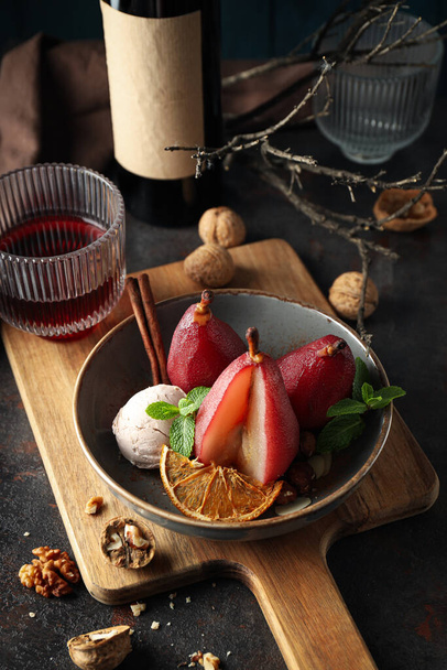 Concepto de comida sabrosa y deliciosa - pera en el vino - Foto, imagen