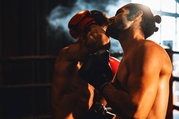 Aziatische en Kaukasische Muay Thaise bokser ontketenen elleboog aanval in felle bokswedstrijd. Thaise bokser met sterke gespierde lichaam uitwisselen punch en elleboog staking met meedogenloze strijdvaardigheid. Impetus - Foto, afbeelding