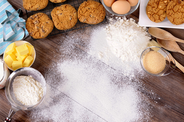 biscoitos de cozimento com ingredientes
 - Foto, Imagem