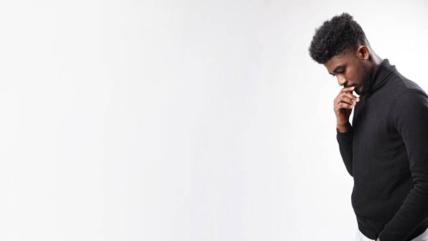 Homem negro focado vestindo roupas elegantes olhando para longe isolado no retrato de fundo de cor branca estúdio. Conceito de estilo de vida. Espaço de cópia - Foto, Imagem