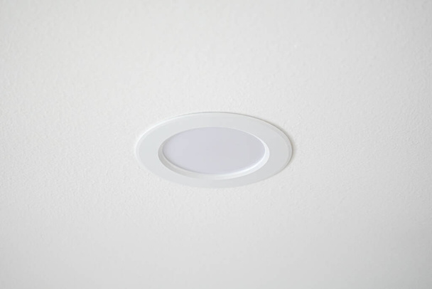 Immagine del faro bianco pulito del soffitto del LED sulla parete bianca - Foto, immagini
