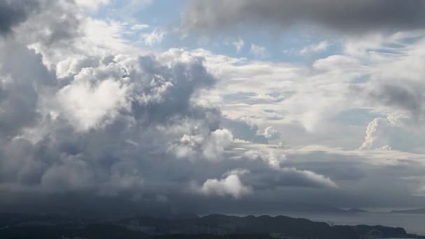 Sininen taivas ja arvaamattomat valkoiset pilvet. Ihmeellinen luonto. Näkymä Keelungin saarelle Jiufenista, Uusi Taipei City, Taiwan. - Materiaali, video