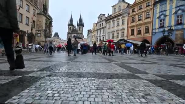 Πράγα, Τσεχία, 4 Αυγούστου 2023. Ενεργοποίηση βίντεο πρώτου προσώπου στην πλατεία του ιστορικού αστρονομικού ρολογιού. Πλήθος ανθρώπων που επισκέπτονται ένα από τα πιο όμορφα τουριστικά αξιοθέατα. - Πλάνα, βίντεο