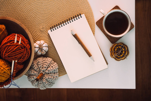 Autumn Journal, Journaling Techniques Tips Sonbahar Sabah Sayfaları için kış sezonunda. Boş maket defterini aç Sabah Günlüğü, kahve fincanı, masa üzerindeki kalem ve dekor - Fotoğraf, Görsel