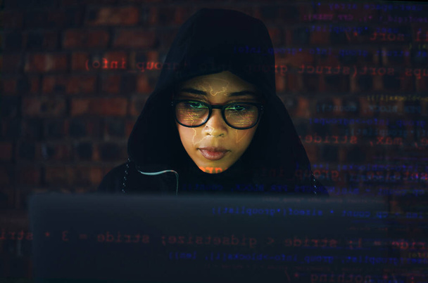 Хакер, жінка в підвалі та ноутбуці, кодування та ІТ з накладанням коду, база даних з фішингом та кіберзлочинністю. Кібербезпека, програмування або злому, злочинець з ПК для викупу програмного забезпечення та брандмауера. - Фото, зображення