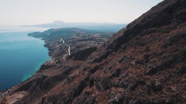 Montagna rocciosa costa della Grecia visto al rallentatore dal punto di vista degli uccelli occhio. Nebbia marina sulla costa greca. Filmati 4k di alta qualità - Filmati, video