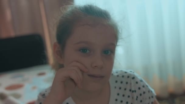 infelice ragazza caucasica seduta sul pavimento, studentessa di cattivo umore, sconvolta 8 anni - Filmati, video