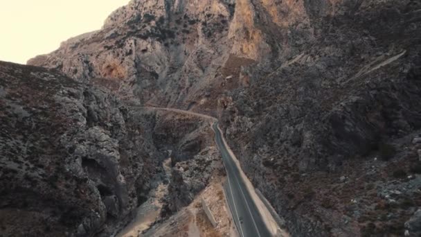 Ущелье Курталиотико как природная достопримечательность, расположенная на юге острова Крит, рассматривается с высоты птичьего полета. Высококачественные 4k кадры - Кадры, видео