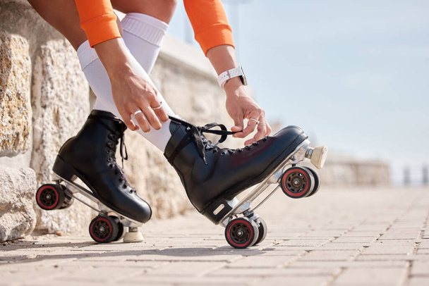 Галстук, обувь и руки женщины с роликовыми коньками на открытом воздухе для упражнений, тренировки или тренировки с колесами на тротуаре. Веселье, спорт и фитнес летом начинаются с катания на роликах и кардио. - Фото, изображение
