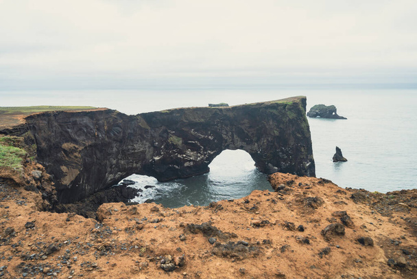 Знаменитая арка на пляже Дирхолай в Исландии, рядом с Виком - Фото, изображение