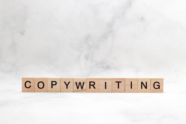 Vista dall'alto di Copywriting parola su cubo di legno blocco lettera su sfondo bianco. Concetto aziendale - Foto, immagini