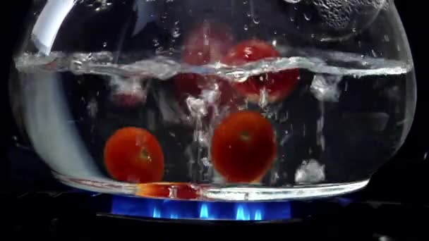 Upuszczanie pomidory do wody - Materiał filmowy, wideo
