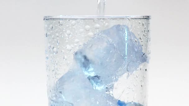mineraalwater in een glas gieten - Video