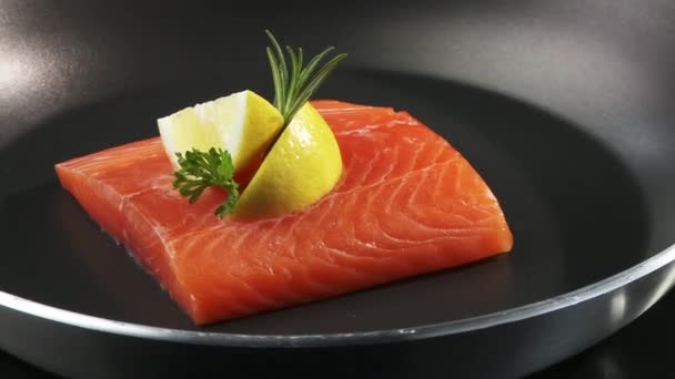 Filete de salmón en una sartén
 - Metraje, vídeo