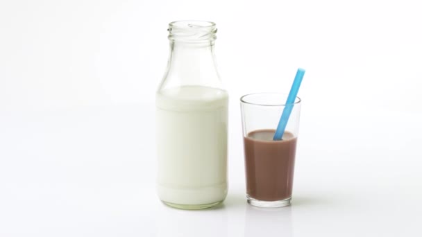 Butelka mleka i szklankę mleka - Materiał filmowy, wideo