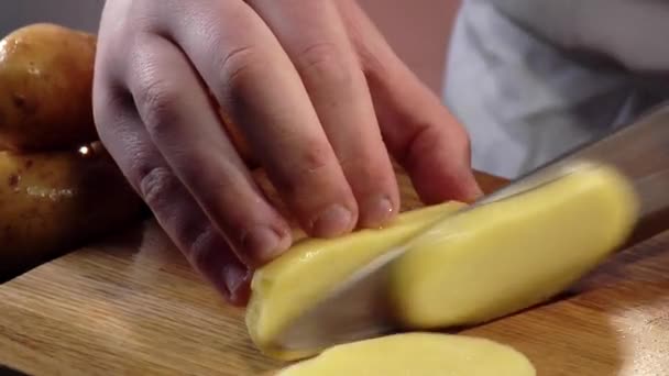 Κοπή μια πατάτα σε μπαστουνάκια - Πλάνα, βίντεο