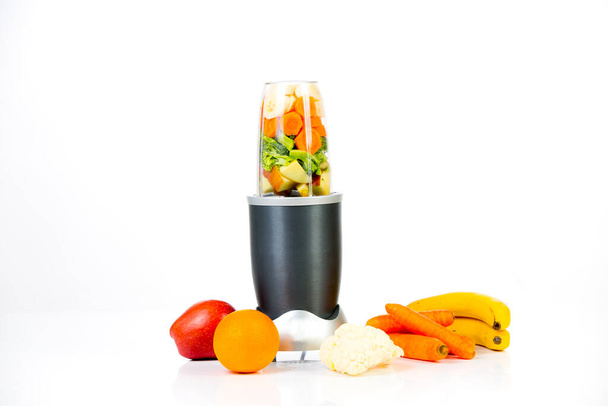 juicer com frutas e legumes orgânicos isolados em branco. Dieta de desintoxicação  - Foto, Imagem