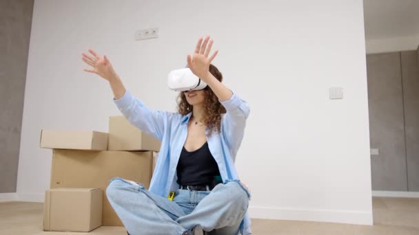 Νεαρή γυναίκα σχεδιασμό εσωτερικό με vr γυαλιά κάθεται στο πάτωμα - Πλάνα, βίντεο