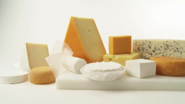 sajtok, fehér háttér - Felvétel, videó