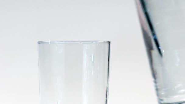 Water in een glas gieten - Video