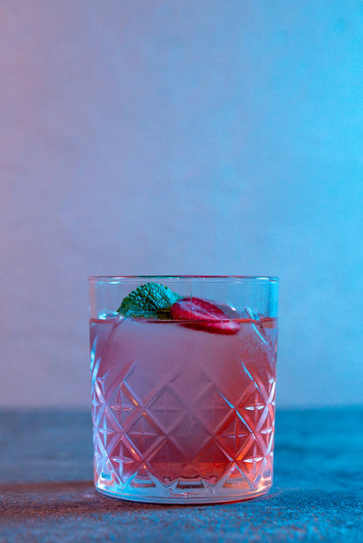 pinkki cocktail mansikoita neon valossa. - Valokuva, kuva