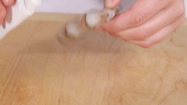 Patting ξηρά γαρίδες παρασκευασμένα - Πλάνα, βίντεο