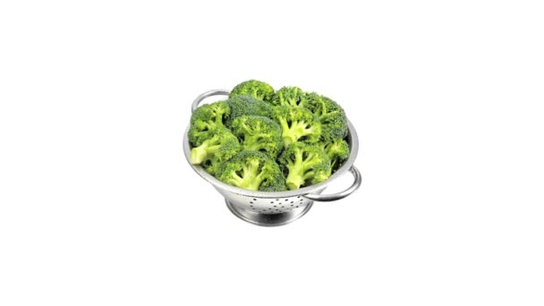 Broccoli in een vergiet op witte achtergrond - Video