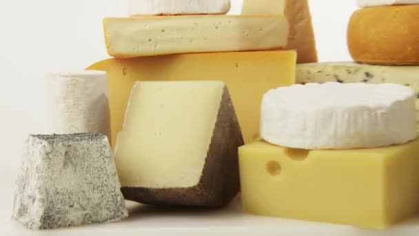 Διάφορα τυριά σε έναν πίνακα - Πλάνα, βίντεο