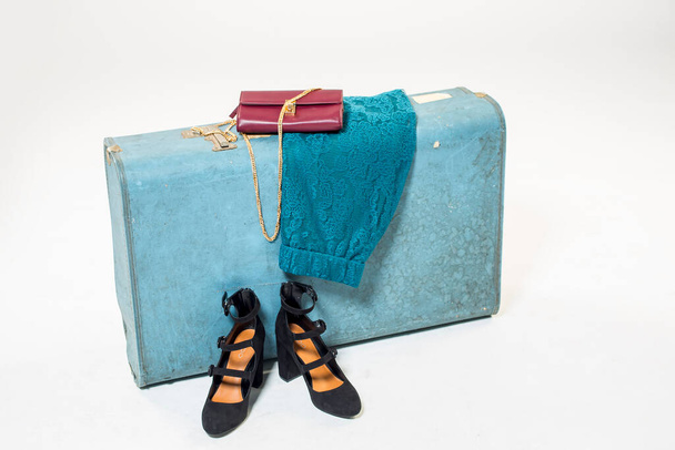 Vintage-Koffer, schwarze Schuhe und lila Kleid - Foto, Bild