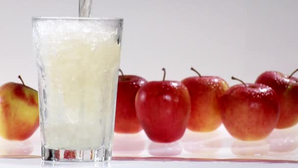 Verser le jus de pomme dans un verre
 - Séquence, vidéo
