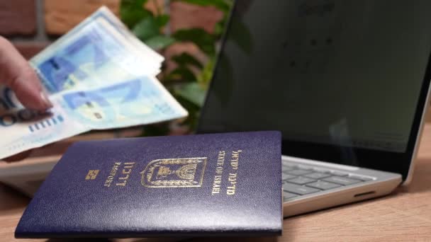 Поняття: ізраїльські подорожі. Ізраїльський паспорт Даркон, шекелі та долари. Підготовка до поїздки, обмін валют, замовлення авіаквитків. - Кадри, відео