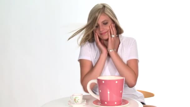 巨大なカップを飲む女性 - 映像、動画
