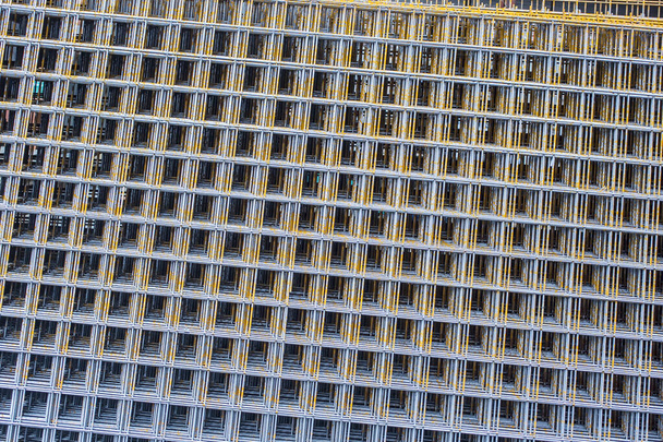 Metalen roestige stalen staven voor het bouwen van armatuur - Foto, afbeelding