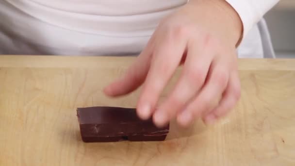 Τεμαχίζοντας σοκολάτα επίστρωση περίπου - Πλάνα, βίντεο