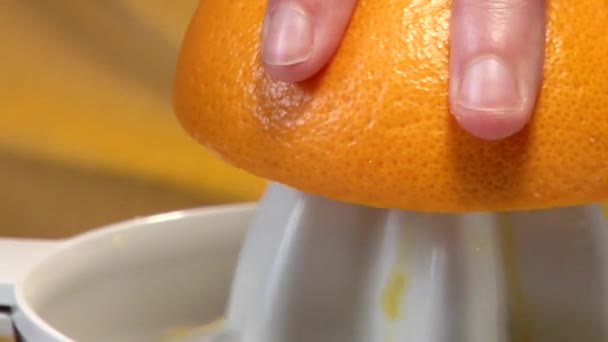 Wyciskania pomarańczy z Wyciskacz do cytrusów - Materiał filmowy, wideo