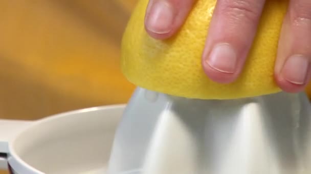 Вичавлення лимона за допомогою морозива
 - Кадри, відео