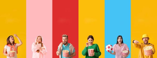 Koláž mladých lidí s kbelíky popcornu na barevném pozadí - Fotografie, Obrázek