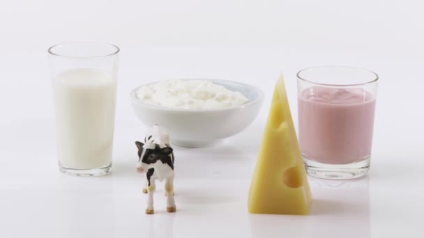 Mléčné výrobky a hračka kráva - Záběry, video