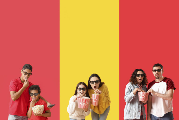 Collage van emotionele mensen met emmers popcorn op rode en gele achtergronden - Foto, afbeelding