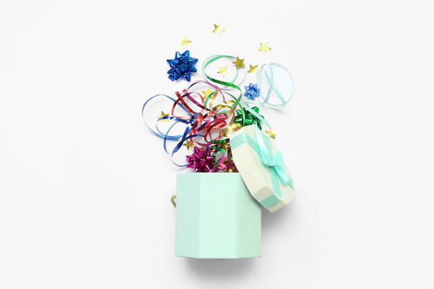 Caja de regalo con confeti sobre fondo blanco - Foto, imagen