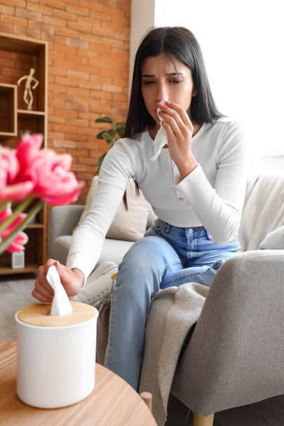 Allergische junge Frau nimmt Gewebe zu Hause mit - Foto, Bild