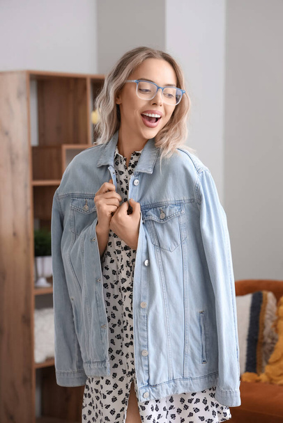 Gelukkig jong vrouw in stijlvolle bril thuis - Foto, afbeelding