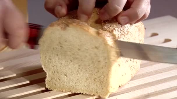 Snijden van een brood van brood - Video